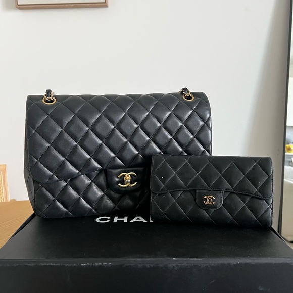 Classic jumbo Chanel black leather double flap with gold hardware - Picture 1 of 7